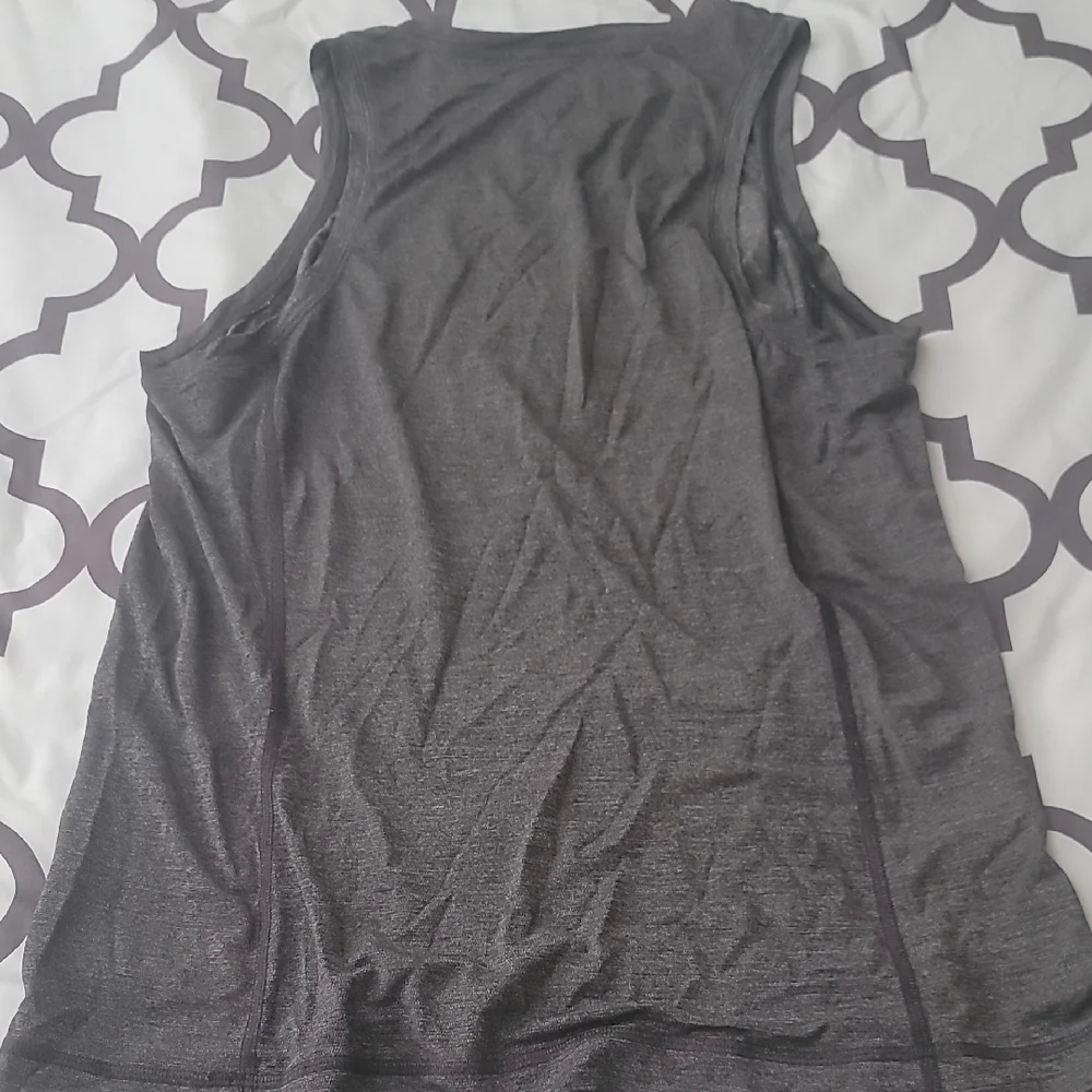 Men's Gray Lululemon Gray Sleeveless Fitness Moisture Wicking Gym Shirt - Picture 4 of 5